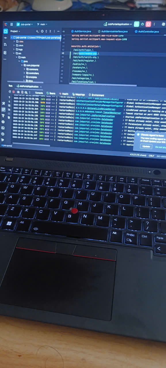 Lập trình Spring Boot trên màn hình laptop